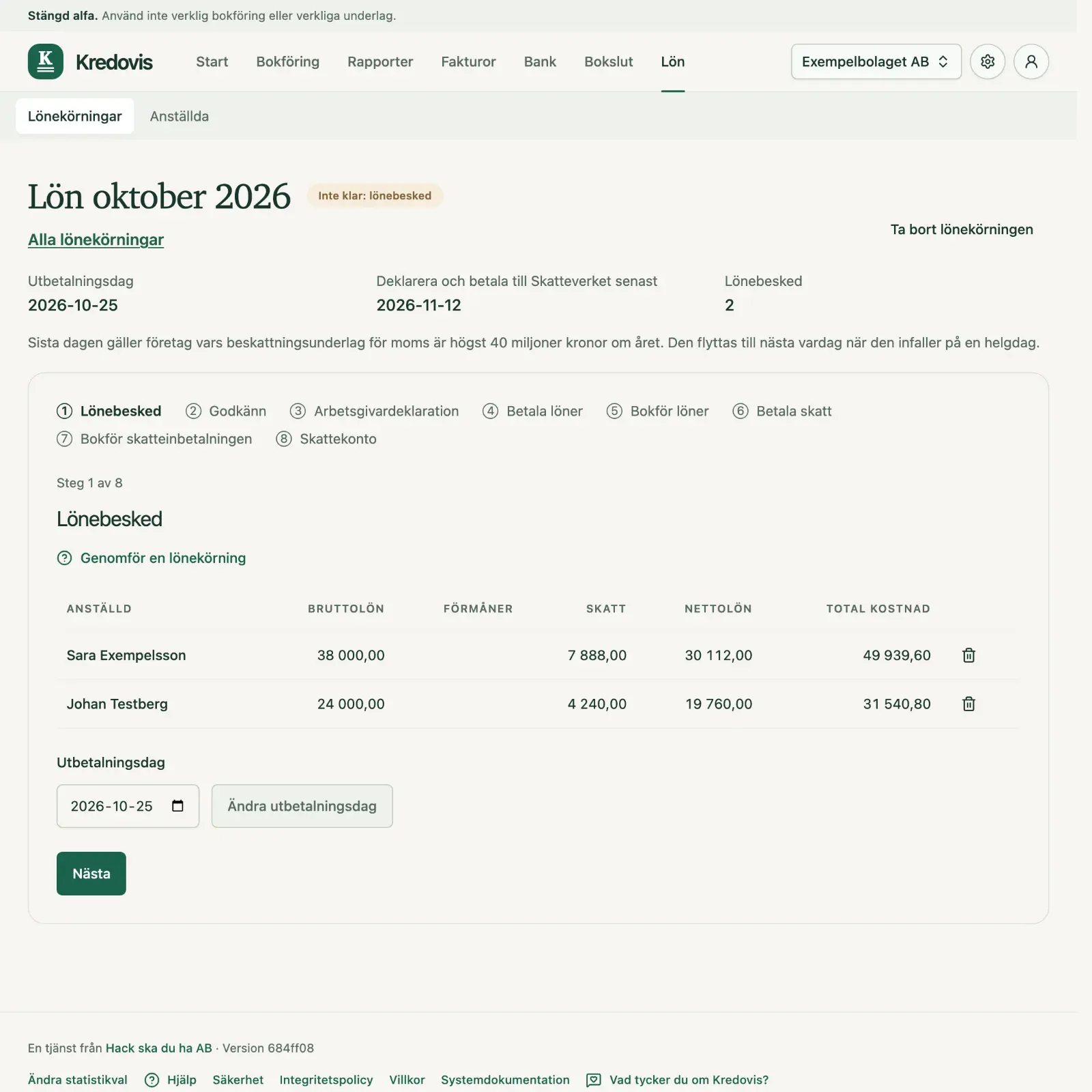 En lönekörning i appen med separata steg för betalning och bokföring av löner och skatt, och lönebeskeden med bruttolön, skatt, nettolön och total kostnad för två anställda.