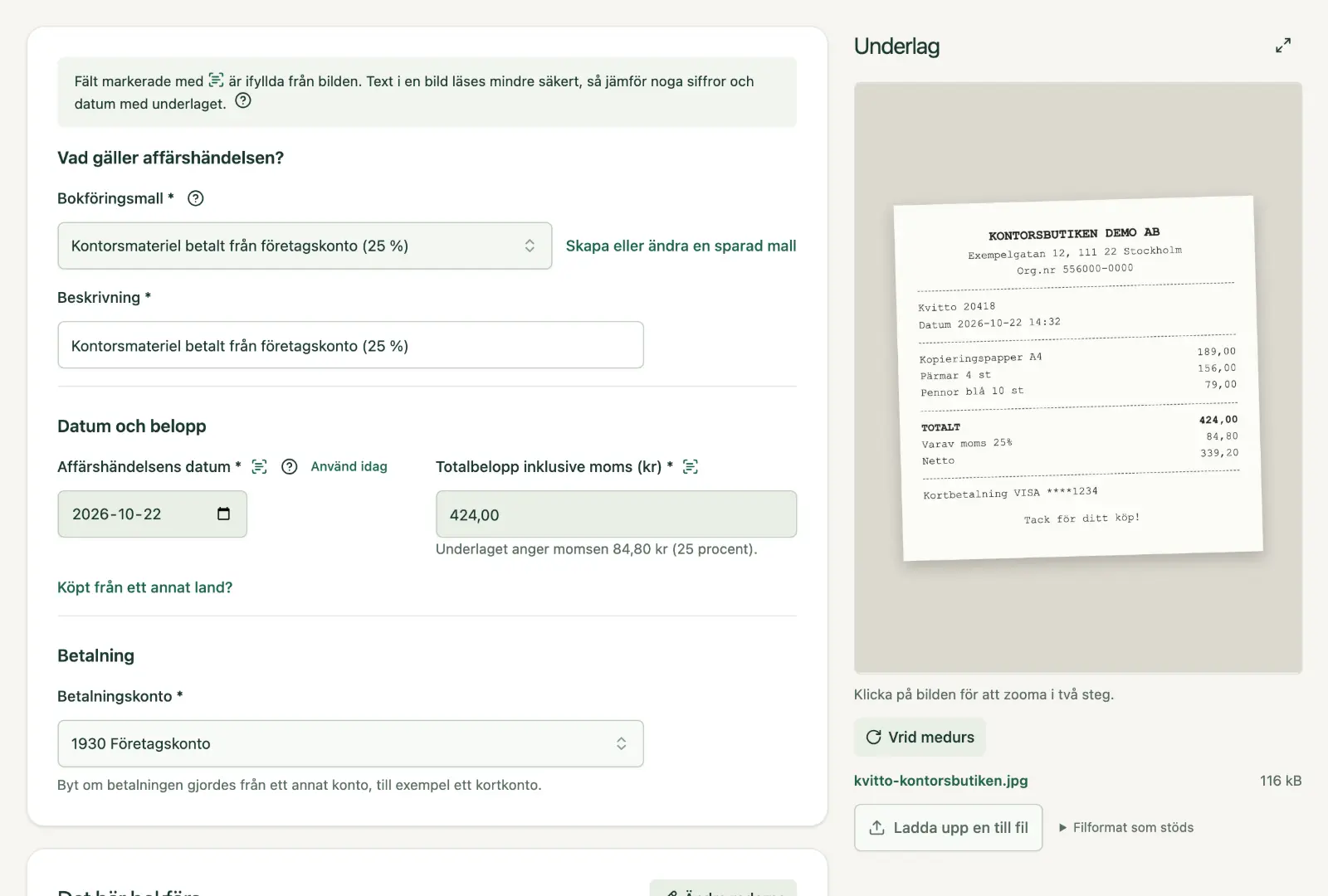 Ett kvitto i appen: datum och totalbelopp är ifyllda och markerade som avlästa ur bilden av kvittot, momsen står vid beloppet och kvittot visas intill.